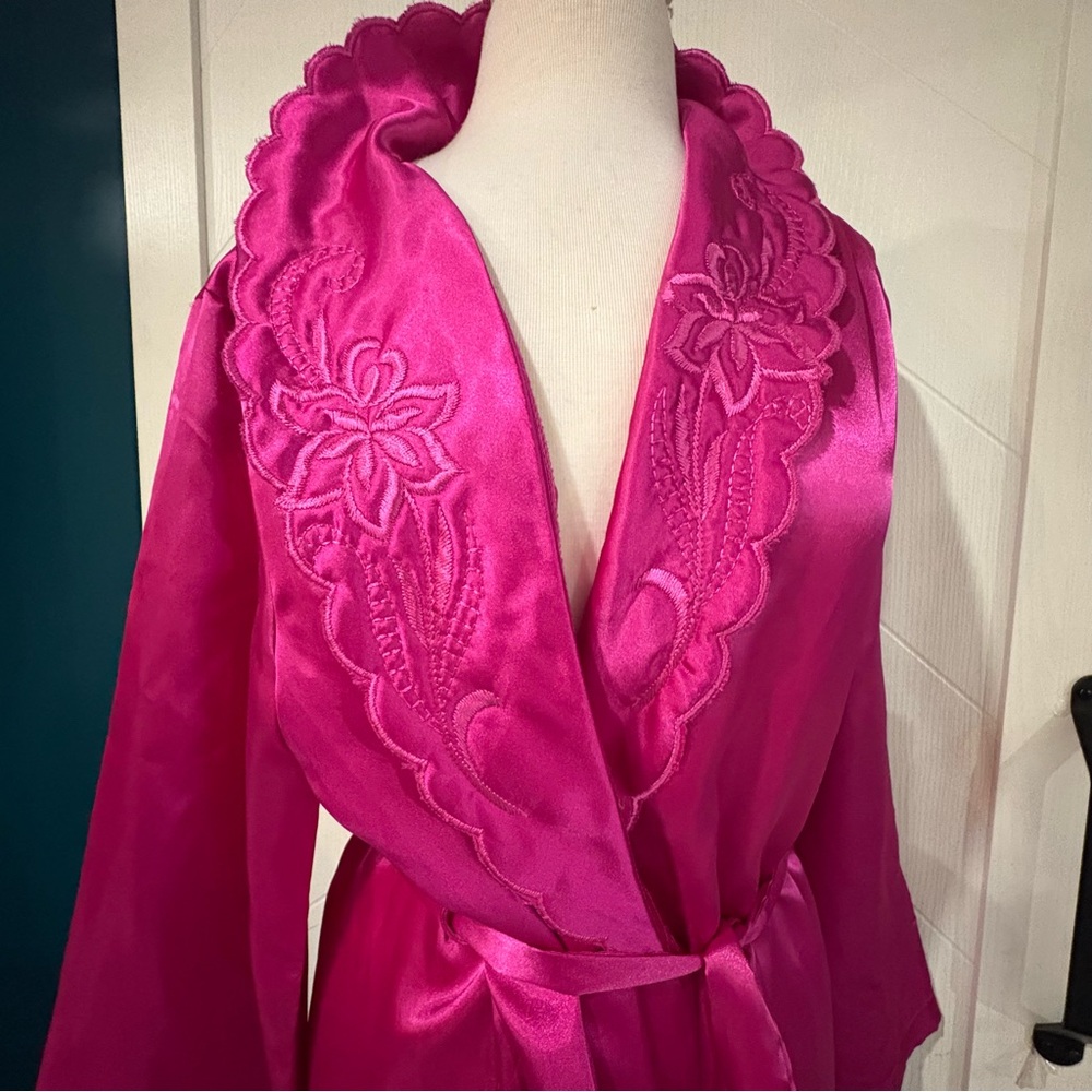 Vintage Fuchsia Satin‎ Robe Embroidered Scalloped Collar 80s/ PinUp/ Retro/ Rare - Picture 4 of 10
